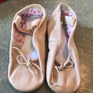 Toddler girls ballet slippers.